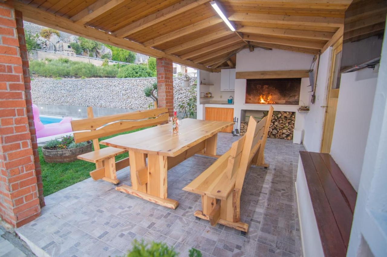 Village Holiday Apartman With Heated Pool Maslina Kostanje Exteriér fotografie