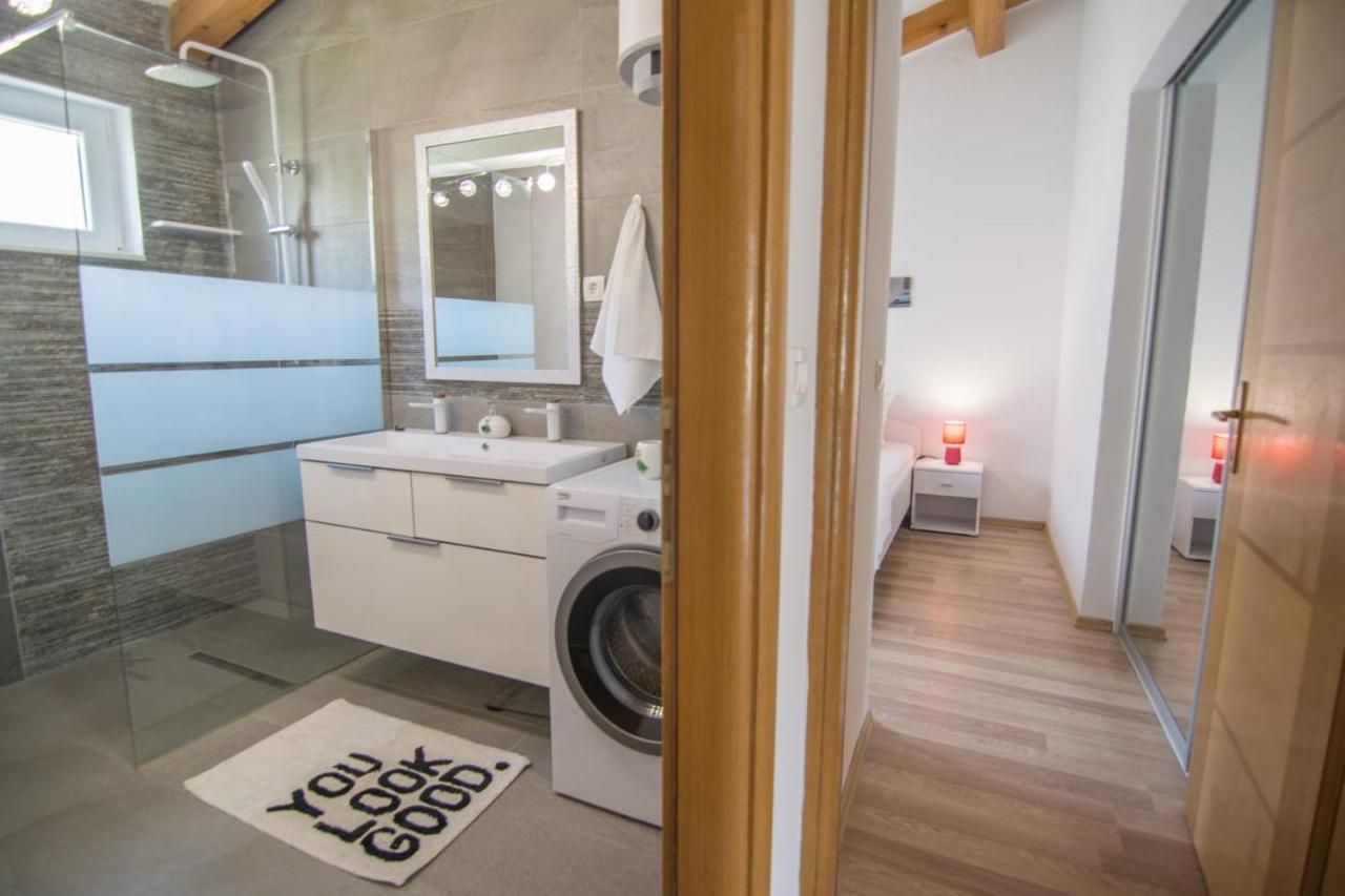 Village Holiday Apartman With Heated Pool Maslina Kostanje Exteriér fotografie