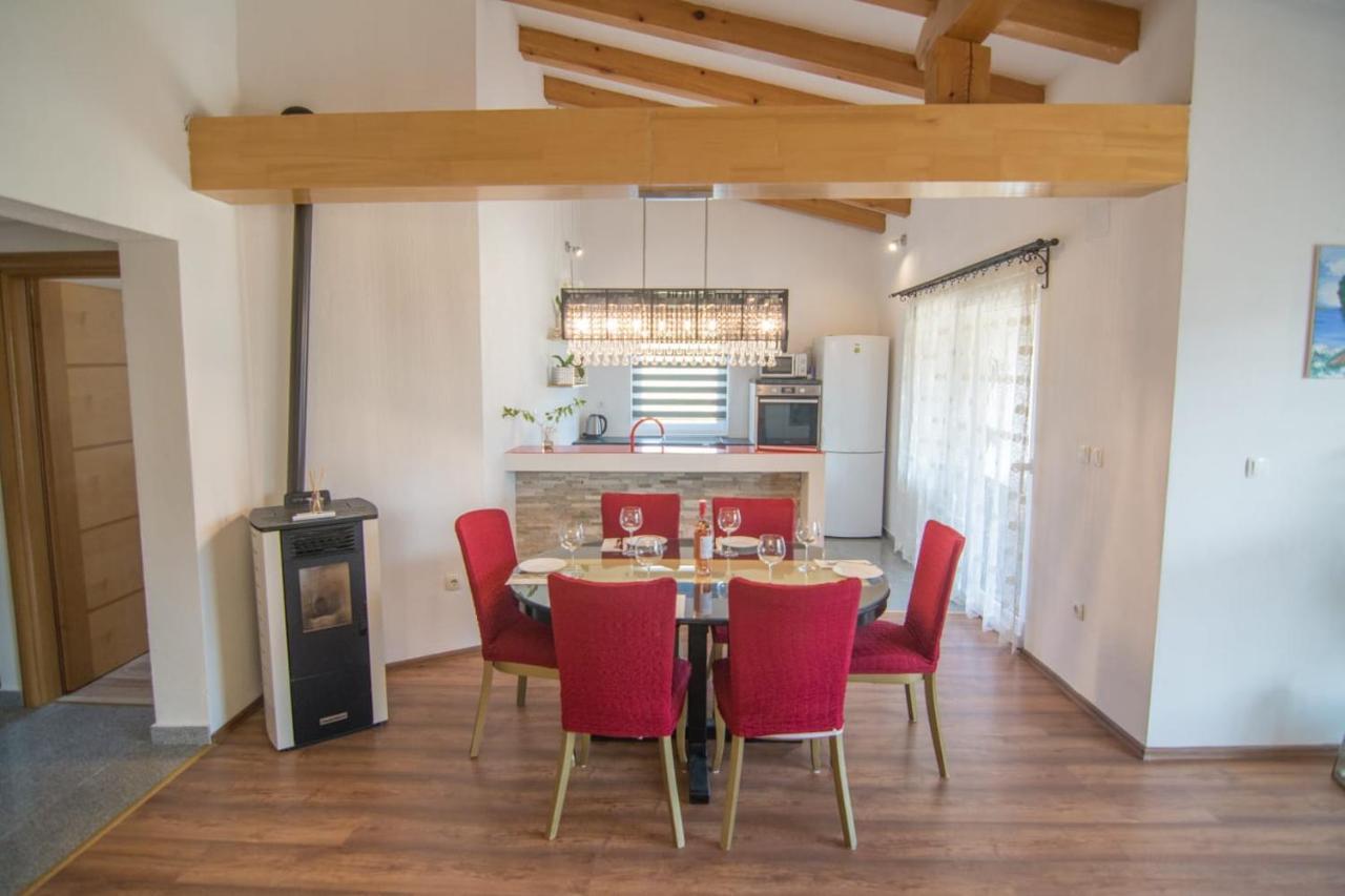 Village Holiday Apartman With Heated Pool Maslina Kostanje Exteriér fotografie
